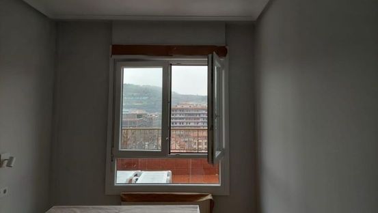 habitación con ventana abierta